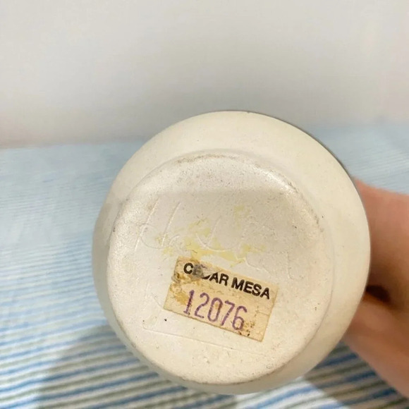 Navajo Cedar Mesa Handpainted and Etched Pottery Vase 5in - Signed - Picture 4 of 10